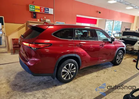 2021 Toyota Highlander Xle z USA, uszkodzony, nr VIN 5TDHZRBH1MS125155
